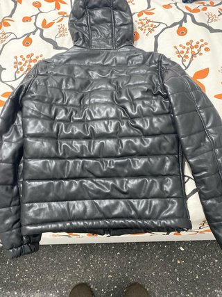 Chaqueta de cuero con capucha