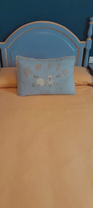 Colcha, cubre canapé, cortinas y visillos a juego.