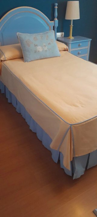 Colcha, cubre canapé, cortinas y visillos a juego.