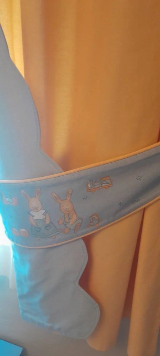 Colcha, cubre canapé, cortinas y visillos a juego.