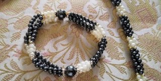 Collana e bracciale perline bianche e nere
