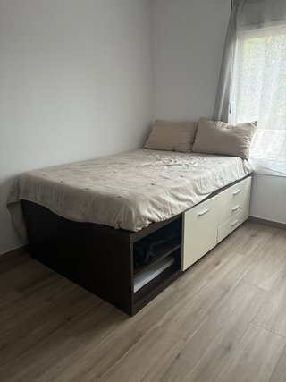 Cama con cajones y hueco de almacenaje
