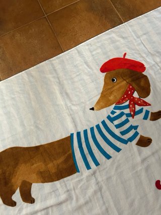 Toalla de playa perro salchicha francés