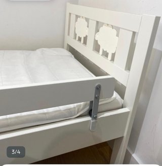 Cama infantil blanca con barrera