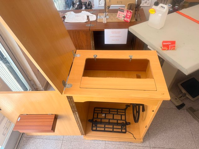 Mueble moderno para máquina de coser