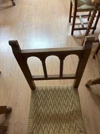 Silla de madera con asiento de yute