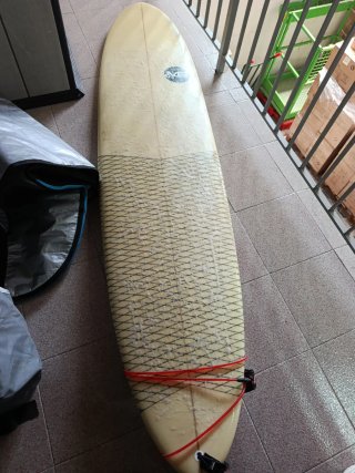 Tabla de surf con quillas