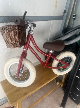 Bicicleta infantil roja con cesta
