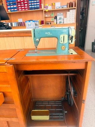 Mueble madera elegante para máquina de coser