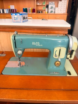 Mueble madera elegante para máquina de coser