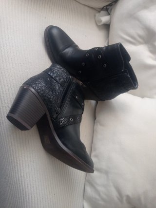 Botines Desigual Talla 39 Negros.