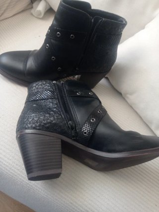 Botines Desigual Talla 39 Negros.