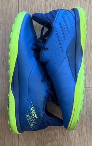 Zapatillas de fútbol azules y verdes