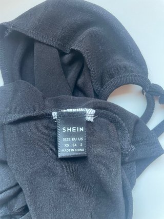 Top Shein negro con cadena dorada Talla XS