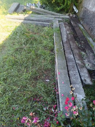 Postes de cemento con brazo para emparrado o valla