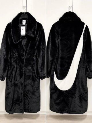 Abrigo Nike Negro con Swoosh Blanco