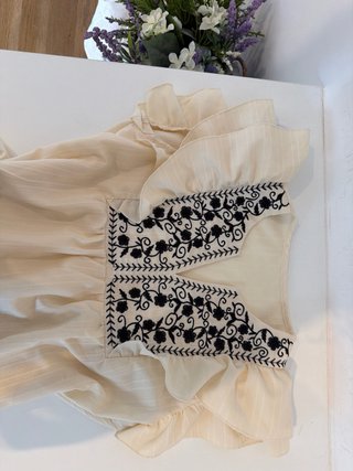 Blusa Shein beige/amarilla bordada