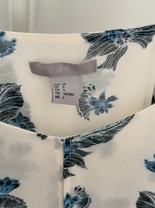 Top H&M blanco flores azules tirantes Talla 36