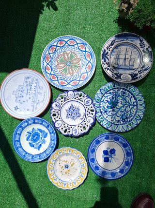 Set di 8 piatti decorativi in ceramica