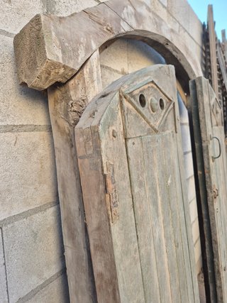 Puerta antigua de derribo con arco