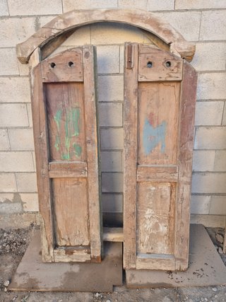 Puerta antigua de derribo con arco