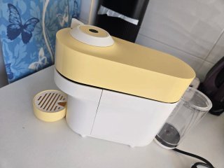 Máquina de café amarela e branca
