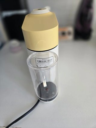 Máquina de café amarela e branca