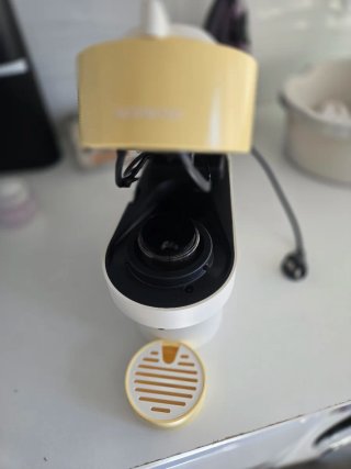 Máquina de café amarela e branca