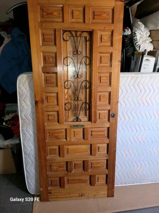 Puerta de madera de cuarterones