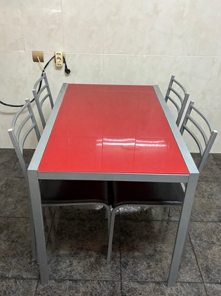 Mesa comedor roja con 4 sillas