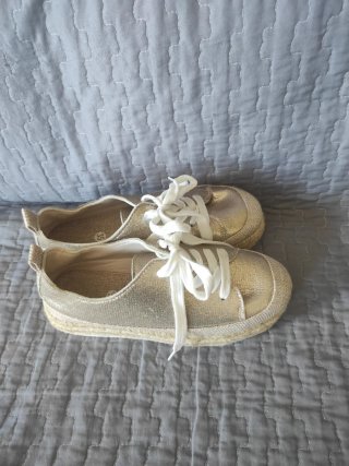 Zapatillas doradas con plataforma