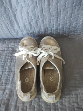 Zapatillas doradas con plataforma