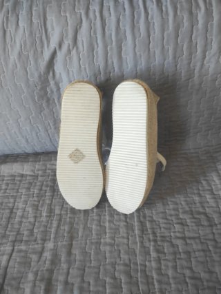 Zapatillas doradas con plataforma