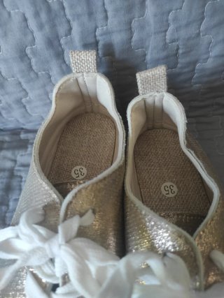 Zapatillas doradas con plataforma