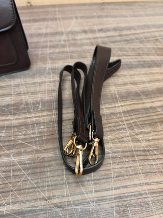 Bolso bandolera marrón con herraje dorado