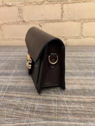 Bolso bandolera marrón con herraje dorado
