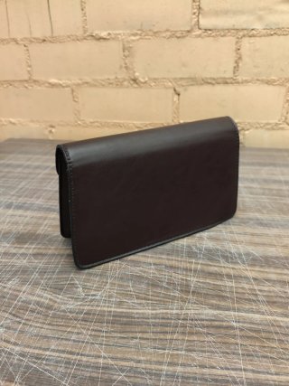Bolso bandolera marrón con herraje dorado