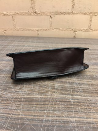 Bolso bandolera marrón con herraje dorado