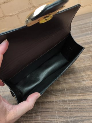 Bolso bandolera marrón con herraje dorado
