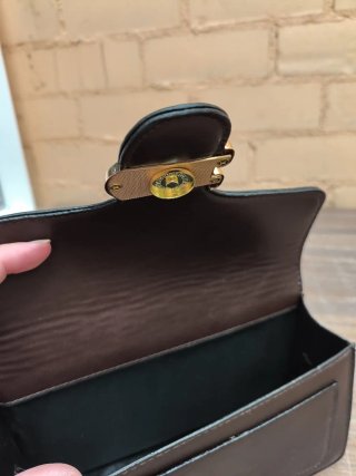 Bolso bandolera marrón con herraje dorado