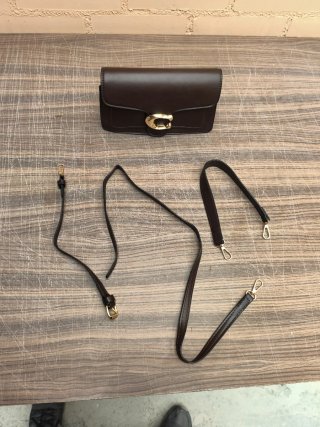 Bolso bandolera marrón con herraje dorado