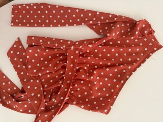 Blusa asimétrica lunares naranja