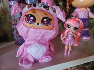 Muñeca de peluche rosa con capucha