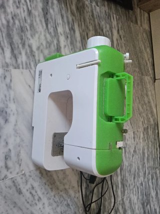 Máquina de coser Saivod verde y blanca