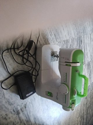 Máquina de coser Saivod verde y blanca