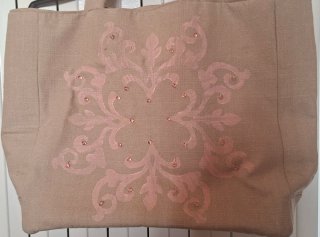 Borsa beige con decorazioni rosa