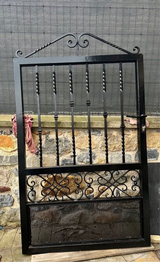 Puerta de hierro forjado peatonal