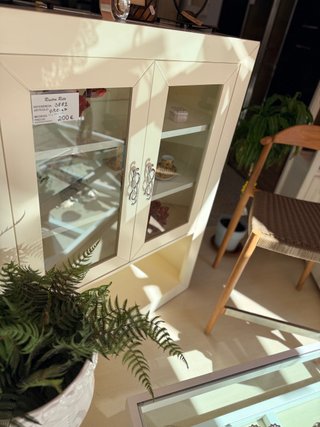 Vitrina de cristal y madera
