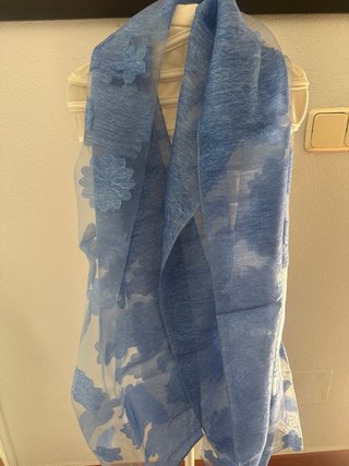 Pañuelo foulard pareo floral rosa y azul klein