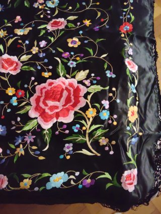 Manton negro bordado flores